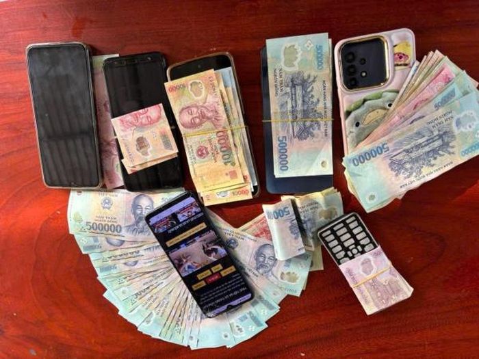 Điện thoại cùng hiện vật được phát hiện, thu giữ trong một vụ cá cược đá gà qua mạng.