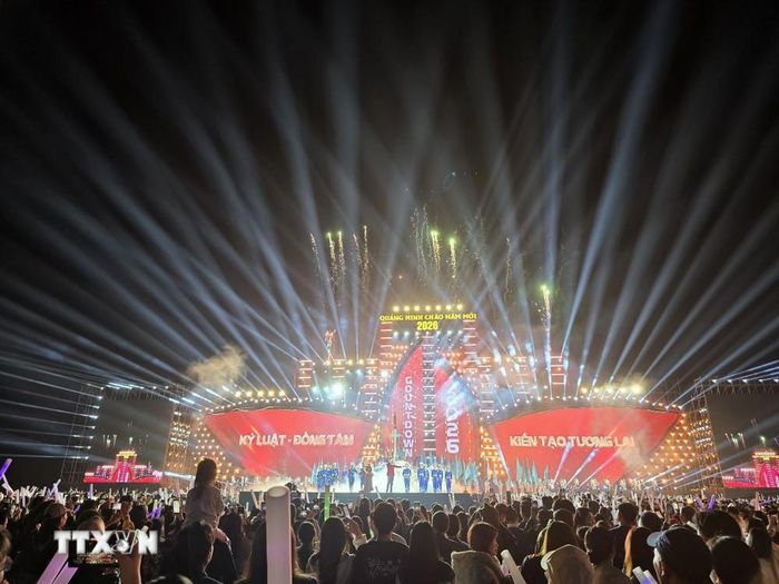 Chương trình Countdown Chào đón năm mới 2026 của Quảng Ninh thu hút đông đảo nhân dân và du khách tham gia. (Ảnh: TTXVN)