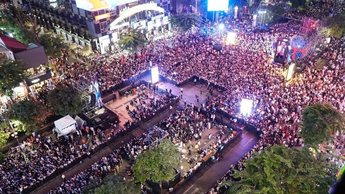  Biển người tập trung tại phố đi bộ Nguyễn Huệ thưởng thức các chương trình nghệ thuật và bắn pháo hoa chào năm mới 2026. Ảnh: DŨNG PHƯƠNG