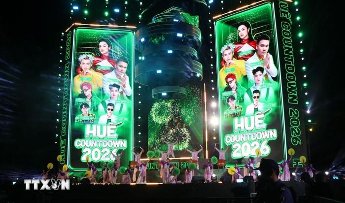  Chương trình chào đón năm mới 2026 tại TP.Huế, thu hút đông đảo người dân đến thưởng thức. (Ảnh: TTXVN)