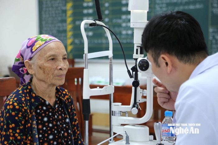 Chương trình mắt sáng cho người cao tuổi. Ảnh: SYT