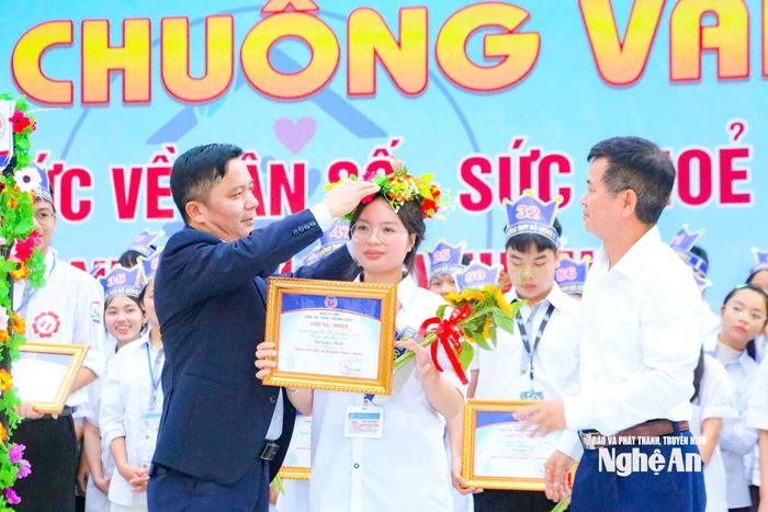 Ông Nguyễn Văn Nam - Phó Giám dốc Sở Y tế trao giải cho thí sinh xuất sắc nhất Hội thi Rung chuông vàng tìm hiểu về dân số, sức khỏe sinh sản. Ảnh: Mỹ Hà