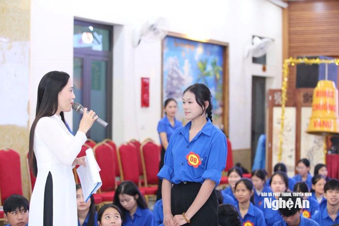 Học sinh Trường THPT Hoàng Mai 2 trả lời câu hỏi về SKSS. Ảnh: Mỹ Hà