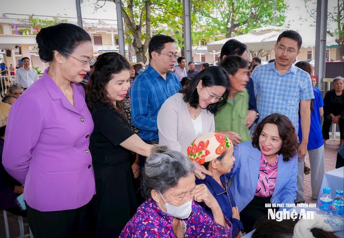 Giám đốc Sở Y tế Nghệ An Nguyễn Thị Hoài Chung thăm hỏi người cao tuổi tham gia chương trình chăm sóc sức khỏe ở cộng đồng. Ảnh: SYT