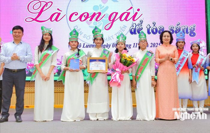 Ông Nguyễn Văn Nam - Phó Giám đốc Sở Y tế khen thưởng cho các đội chơi tham gia cuộc thi Là con gái để tỏa sáng. Ảnh: Mỹ Hà