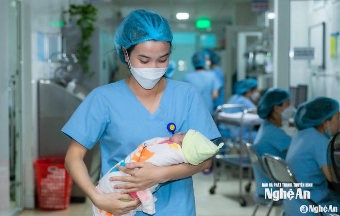 Chăm sóc trẻ sơ sinh tại Bệnh viện Sản Nhi Nghệ An. Ảnh: TL