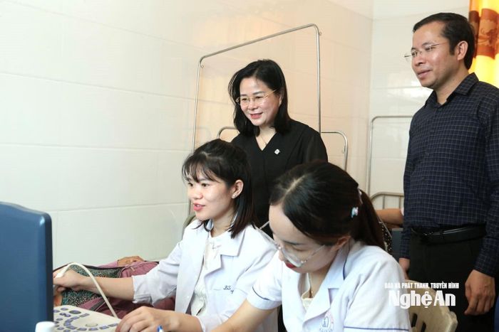 Giám đốc Sở Y tế Nghệ An Nguyễn Thị Hoài Chung thăm một mô hình về chăm sóc sức khỏe cho người dân. Ảnh: SYT