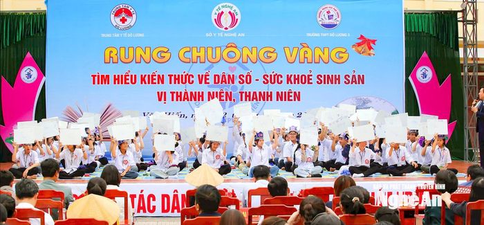 Sở Y tế Nghệ An tổ chức Hội thi Rung chuông vàng tìm hiểu kiến thức về Dân số - sức khỏe sinh sản vị thành niên, thanh niên. Ảnh: Mỹ Hà