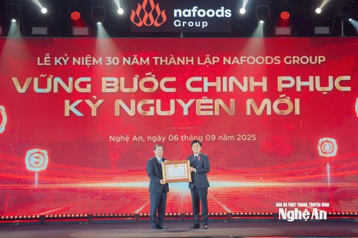 Công ty CP Nafoods Group vinh dự đón nhận Bằng khen của Thủ tướng Chính phủ và Huân chương Lao động hạng Ba cho ông Nguyễn Mạnh Hùng - Chủ tịch Hội đồng Quản trị, Tổng Giám đốc nhân dịp kỷ niệm 30 năm thành lập công ty.