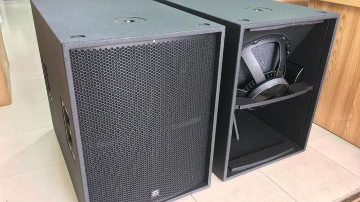 Củ loa hướng xuống sàn giúp truyền năng lượng bass sâu, uy lực