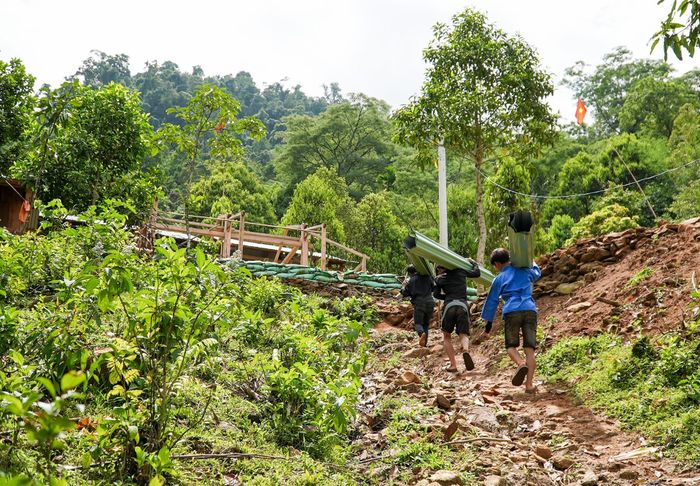 Người dân vùng cao giúp nhau dựng lại nhà mới sau thiên tai. Ảnh: PHAN VINH