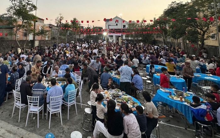 Bữa cỗ đầu năm trở thành ký ức thân thương, là sợi dây níu giữ mỗi người với quê nhà. Ảnh Hoàng Ngoan
