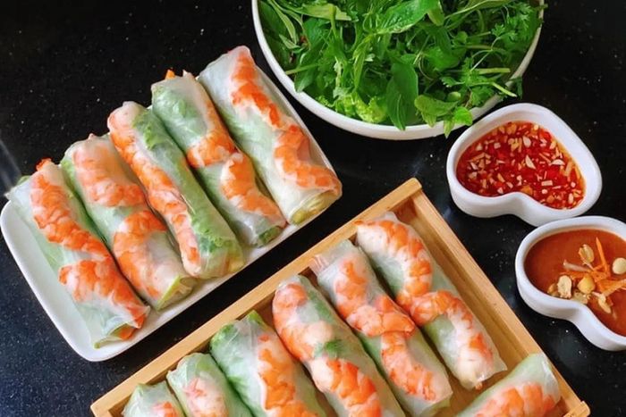 Mỗi cuốn gỏi kết hợp với mắm nêm chính là "phương thuốc" giải ngấy hiệu quả (Nguồn ảnh: Internet)