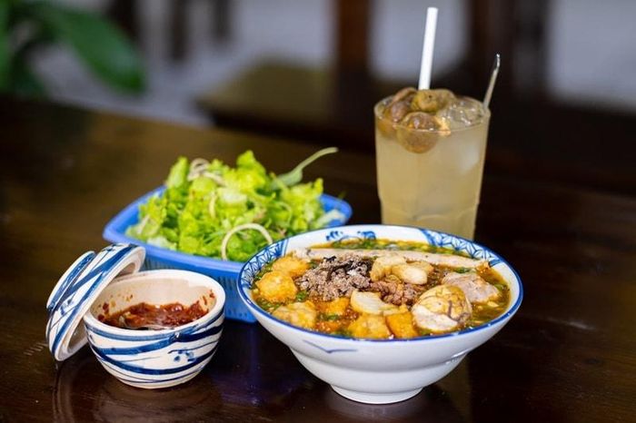 Một bát bún riêu chua chua, thanh thanh có thể "xóa tan" cảm giác ngấy sau những bữa tiệc giàu đạm (Nguồn ảnh: Internet)