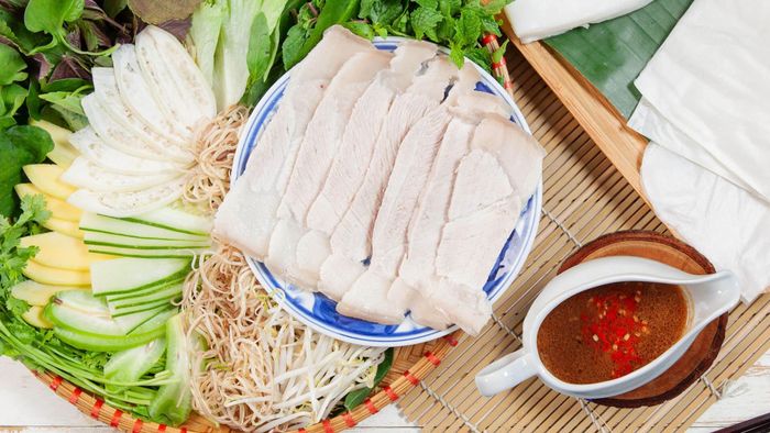 Bánh tráng cuốn thịt heo với nhiều loại rau ăn kèm đem lại cảm giác nhẹ bụng cho người thưởng thức (Nguồn ảnh: Internet)