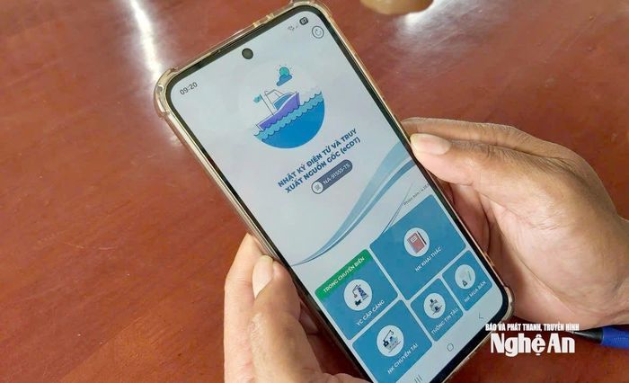 Phần mềm eCDT VN được ngư dân ứng dụng trên chiếc điện thoại thông minh. Ảnh: Xuân Hoàng