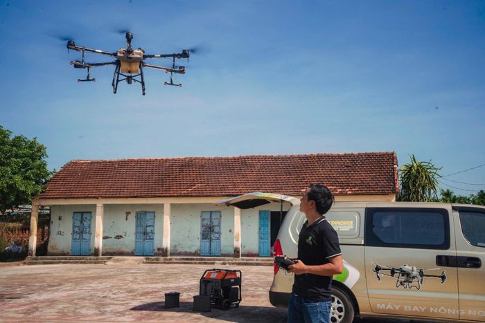 HTX Nông nghiệp công nghệ cao Quảng Nam sử dụng drone để phun thuốc trên các cánh đồng ở khu vực phía Nam thành phố. Ảnh: HOÀNG ĐẠO