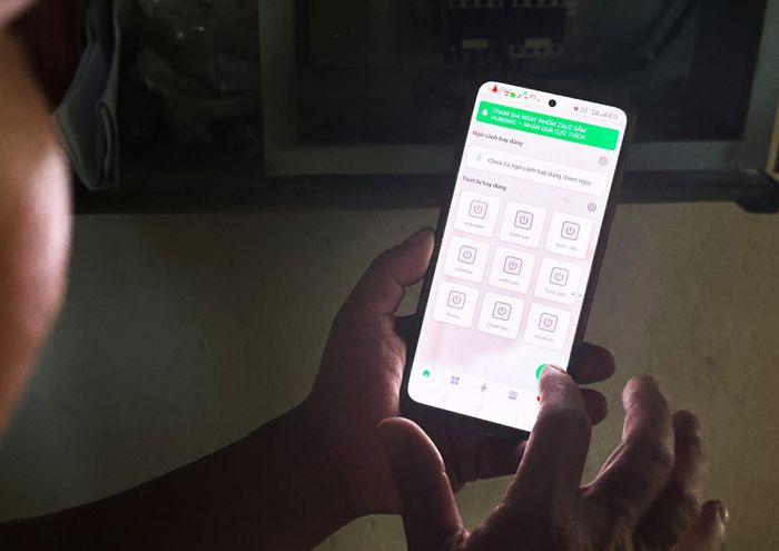 Việc ứng dụng phần mềm theo dõi trang trại thông minh giúp người nông dân chủ động chăm sóc và phòng ngừa rủi ro. Ảnh: PHAN VINH