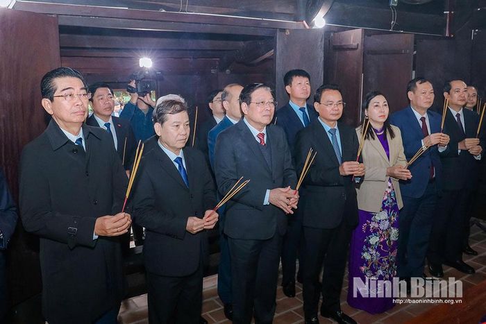 Các đại biểu dâng hương tại Nhà lưu niệm Tổng Bí thư Trường Chinh. Ảnh: Văn Huỳnh