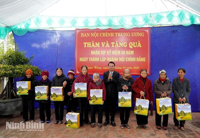 Đồng chí Đặng Xuân Phong, Ủy viên Trung ương Đảng, Bí thư Tỉnh ủy, Trưởng đoàn đại biểu Quốc hội tỉnh tặng quà cho các hộ nghèo có hoàn cảnh khó khăn xã Xuân Hồng. Ảnh: Diệu Linh
