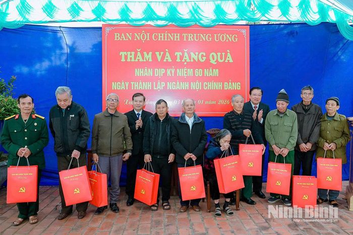 Đồng chí Phan Đình Trạc, Ủy viên Bộ Chính trị, Bí thư Trung ương Đảng, Trưởng Ban Nội chính Trung ương và đồng chí Lê Minh Trí, Bí thư Trung ương Đảng, Phó Trưởng Ban Thường trực Ban Nội chính Trung ương tặng quà cho Mẹ Việt Nam Anh hùng, các thương binh, bệnh binh, nạn nhân chất độc da cam xã Xuân Hồng. Ảnh: Văn Huỳnh