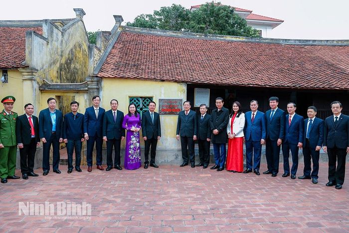 Các đại biểu chụp ảnh lưu niệm tại Nhà lưu niệm Tổng Bí thư Trường Chinh. Ảnh: Văn Huỳnh