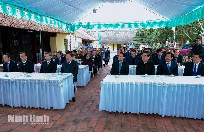 Các đại biểu dự buổi trao tặng quà tại Nhà lưu niệm Tổng Bí thư Trường Chinh. Ảnh: Văn Huỳnh