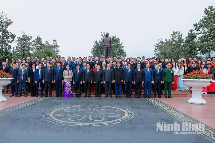 Các đại biểu chụp ảnh lưu niệm tại Tượng đài Tổng Bí thư Trường Chinh. Ảnh: Văn Huỳnh