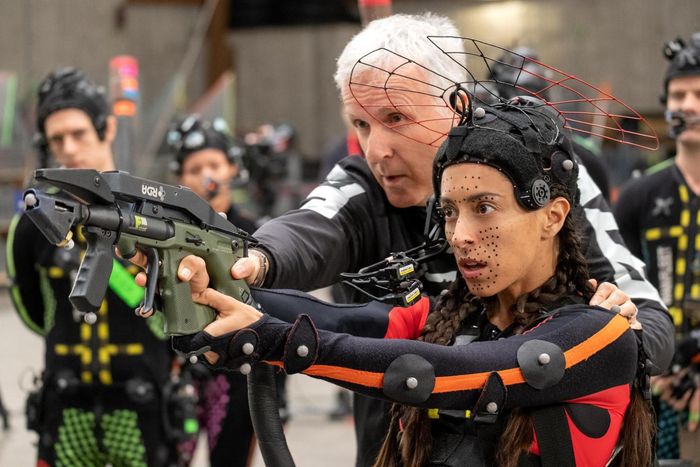  Oona Chaplin và đạo diễn James Cameron trên phim trường "Avatar 3". Ảnh: IMDb 