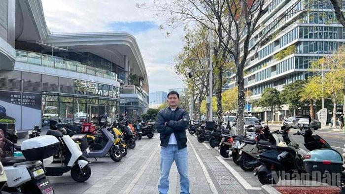  Xe điện trên vỉa hè thành phố Thâm Quyến. (Ảnh: THANH THỂ) 