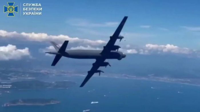  “Vụ nổ xảy ra ngay phía trên khoang thiết bị chính và radar, đồng thời gây hư hại cho động cơ”, SSU tuyên bố. Hình ảnh trích xuất từ đoạn video do cơ quan này công bố cho thấy UAV tiếp cận trực tiếp chiếc IL-38N đang đỗ trên sân bay trước khi kích nổ. 