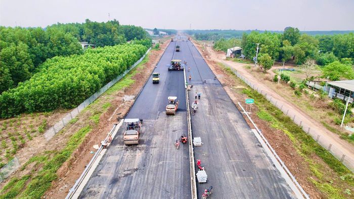 Đầu tư công - một trong những động lực tăng trưởng chính của Việt Nam năm 2025. Ảnh: NLD.