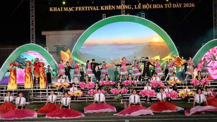 Chương trình nghệ thuật đặc biệt “Vũ điệu khèn hoa” tại lễ khai mạc. Ảnh: Đ.Tuấn