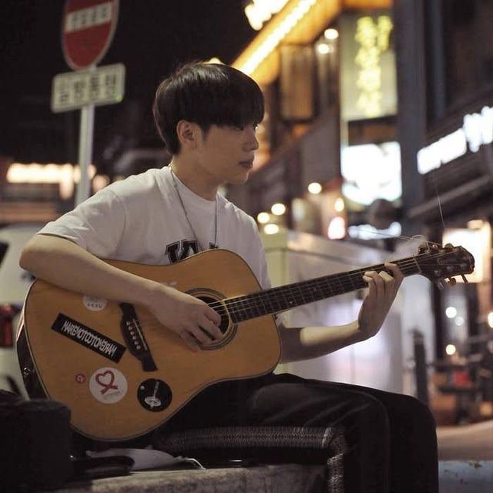  Jin Demin sinh năm 1996, được mời tham gia nhiều lễ hội âm nhạc khác nhau trên toàn cầu, bao gồm cả lễ hội New Talents Project 2025 ở Barcelona (Tây Ban Nha). 