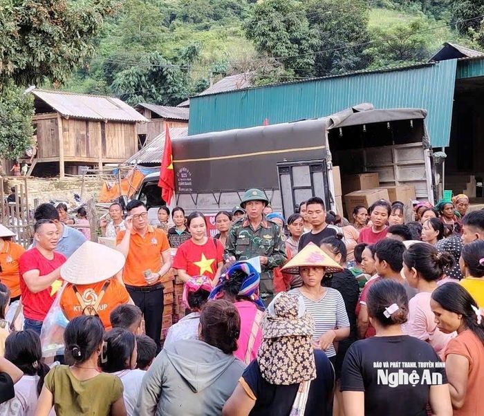 Trong đợt lũ tháng 7 năm 2025 tại miền Tây Nghệ An, chị Hương đã đứng ra kêu gọi và cấp phát hàng hóa trị giá hàng trăm triệu đồng. Ảnh: Ngọc Dũng