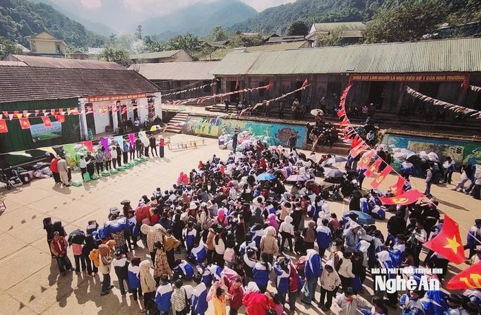 Bà con xã Na Ngoi đón Tết sớm từ những chuyến hàng của người Nghệ An ở Hà Nội. Ảnh: Ngọc Dũng