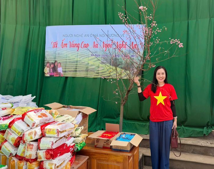 Chị Xuân Hương trong một chuyến thiện nguyện tại miền Tây Nghệ An. Ảnh: NVCC