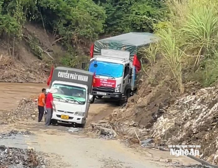 Những chuyến xe nghĩa tình về với miền Tây Nghệ An trong đợt lũ 2025. Ảnh: Nhân vật cung cấp