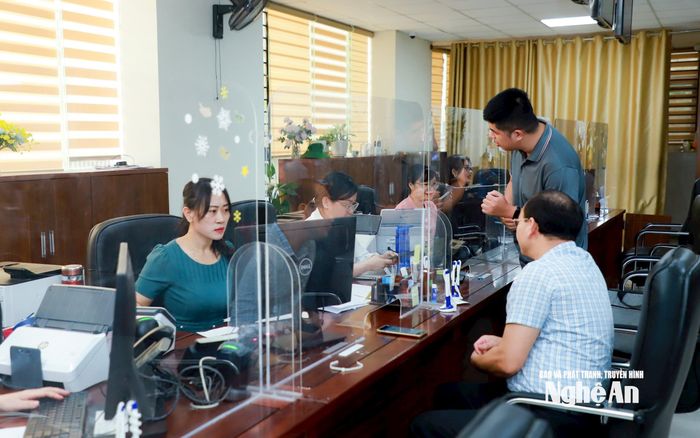 Cán bộ làm việc tại Trung tâm phục vụ hành chính công tỉnh Nghệ An. Ảnh: Thành Duy
