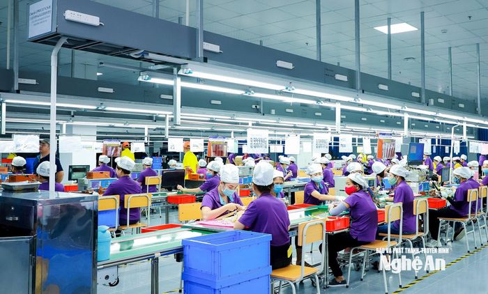 Công nhân làm việc tại nhà máy trong KCN VSIP Nghệ An. Ảnh: Thành Duy