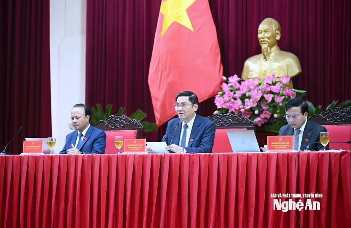 Các đồng chí chủ tọa điều hành Kỳ họp thứ 35, HĐND tỉnh khóa XVIII. Ảnh: Thành Cường