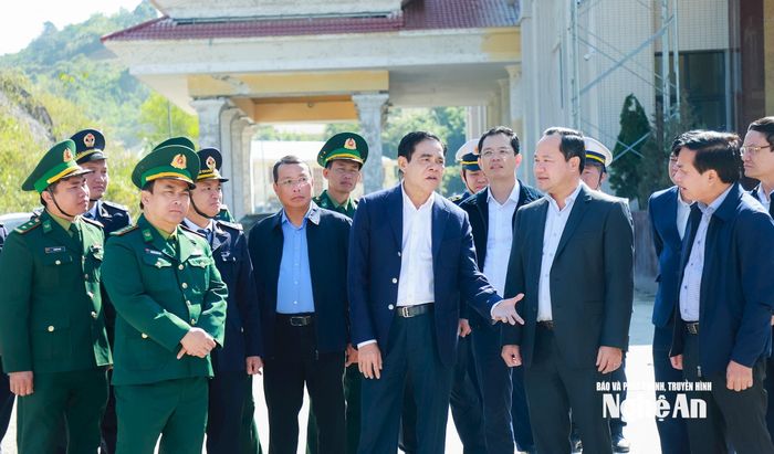 Phó Bí thư Tỉnh ủy, Chủ tịch UBND tỉnh Võ Trọng Hải kiểm tra giao thương tại Cửa khẩu quốc tế Nậm Cắn. Ảnh: Thành Duy