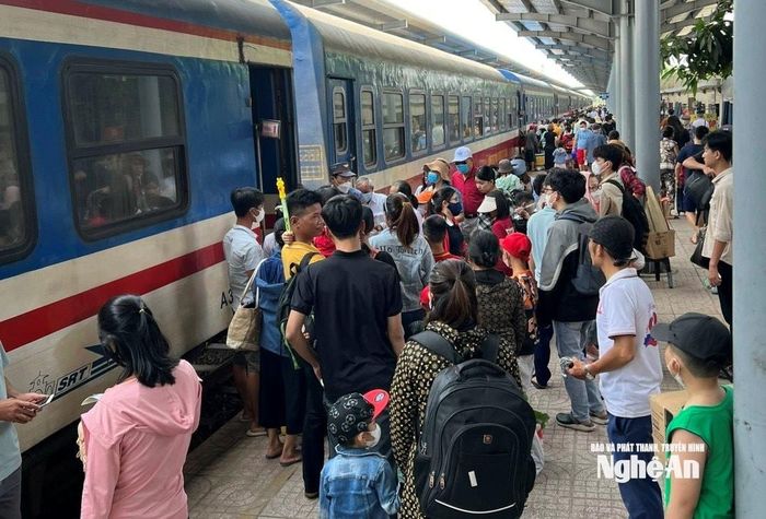 Hành khách nhộn nhịp lên tàu sau Tết Dương lịch ở Ga Vinh. Ảnh: Văn Trường