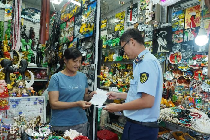 Đội Quản lý thị trường số 1 tuyên truyền các hộ kinh doanh tại chợ đêm Nha Trang ký cam kết thực hiện nghiêm các quy định về giá.
