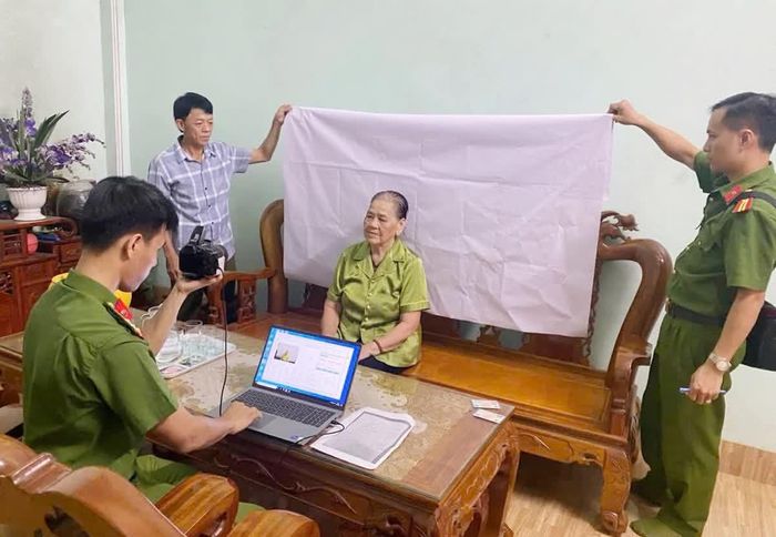 Lực lượng công an cơ sở đến tận nhà hỗ trợ các trường hợp đặc thù làm căn cước - Ảnh: C.H