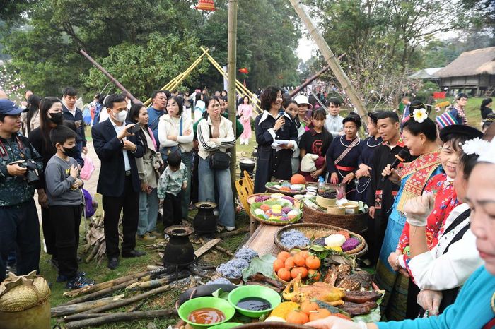 Đông đảo du khách tham gia phiên chợ vùng cao tại Làng Văn hóa - Du lịch các dân tộc Việt Nam. Ảnh: P. Sỹ.