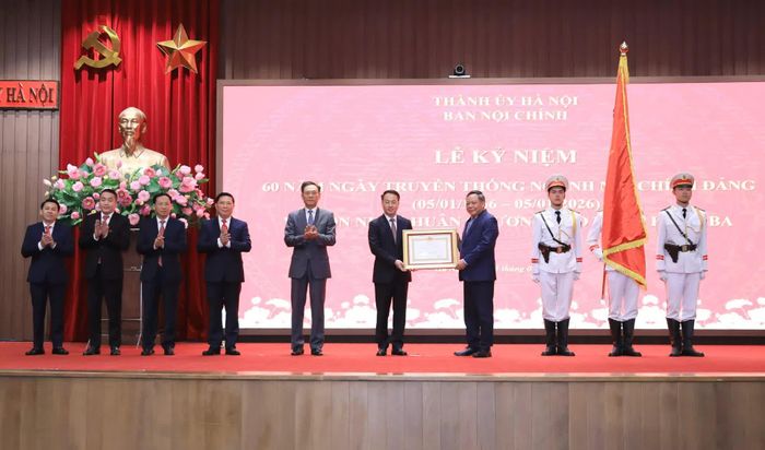 Thừa ủy quyền của lãnh đạo Đảng, Nhà nước, Phó Bí thư Thường trực Thành ủy Nguyễn Văn Phong trao Huân chương Lao động hạng Ba cho Ban Nội chính Thành ủy Hà Nội.
