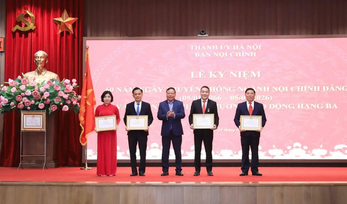Phó Bí thư Thường trực Thành ủy Nguyễn Văn Phong trao Bằng khen của Ban Nội chính Trung ương cho các cá nhân có thành tích xuất sắc.
