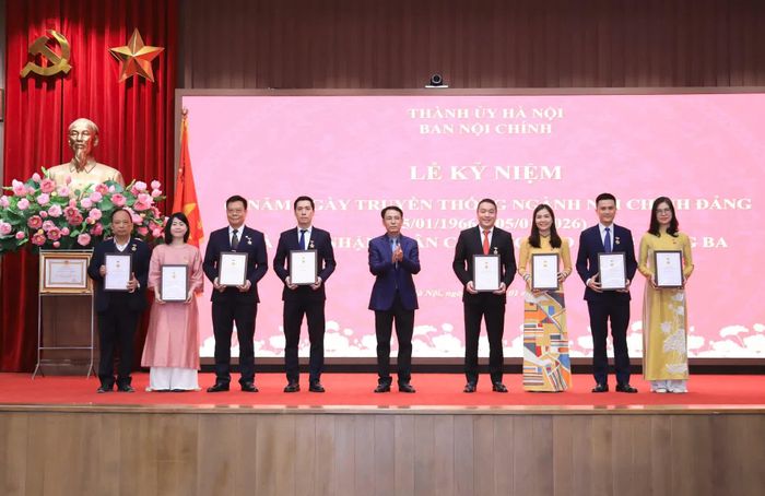 Phó Bí thư Thành ủy Nguyễn Trọng Đông trao tặng Kỷ niệm chương “Vì sự nghiệp ngành Nội chính Đảng” cho 10 cá nhân.