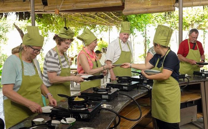 Du khách thích thú khám phá du lịch canh nông ở làng rau Trà Quế (Đà Nẵng)
